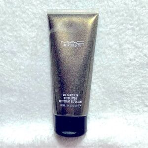 MAC Mineralize Volcanic Ash Exfoliator
